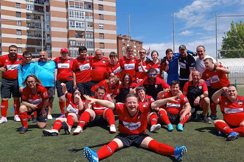 Jugadores y jugadoras de deporte adaptado del equipo de fútbol Astrabuduako Futbol Taldea de Astrabudua, Erandio (Bizkaia)