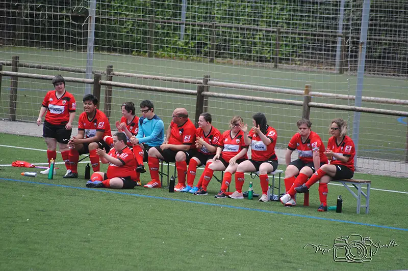 Jugadores y jugadoras de deporte adaptado del equipo de fútbol Astrabuduako Futbol Taldea de Astrabudua, Erandio (Bizkaia)