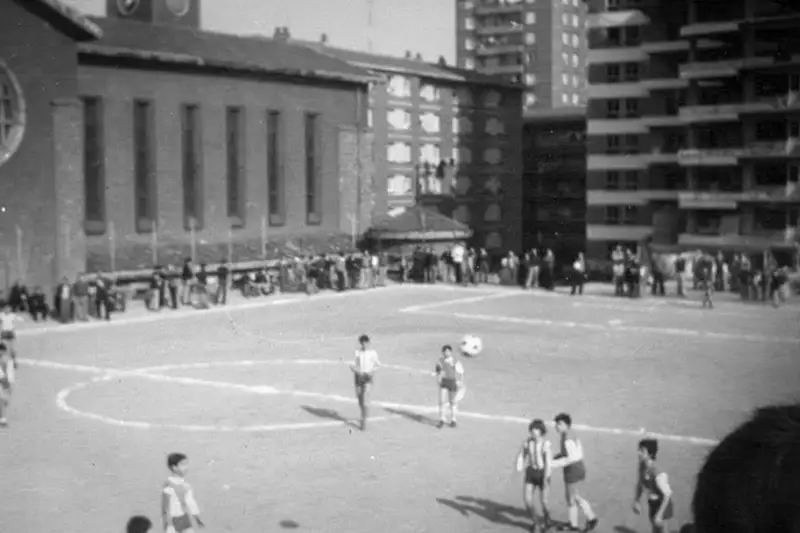 El equipo E.P.F. San Lorenzo de Astrabudua jugando en el antiguo campo de San Lorenzo