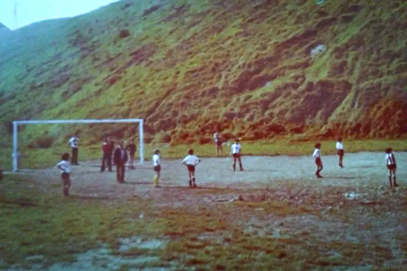 Jugadores del Astrabuduako FT disputando un partido en el campo “La Goma” situado en el barrio de Lutxana, Erandio