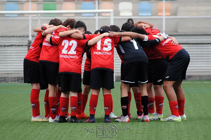 Jugadores de categoría infantil del equipo de fútbol Astrabuduako Futbol Taldea de Astrabudua, Erandio (Bizkaia)