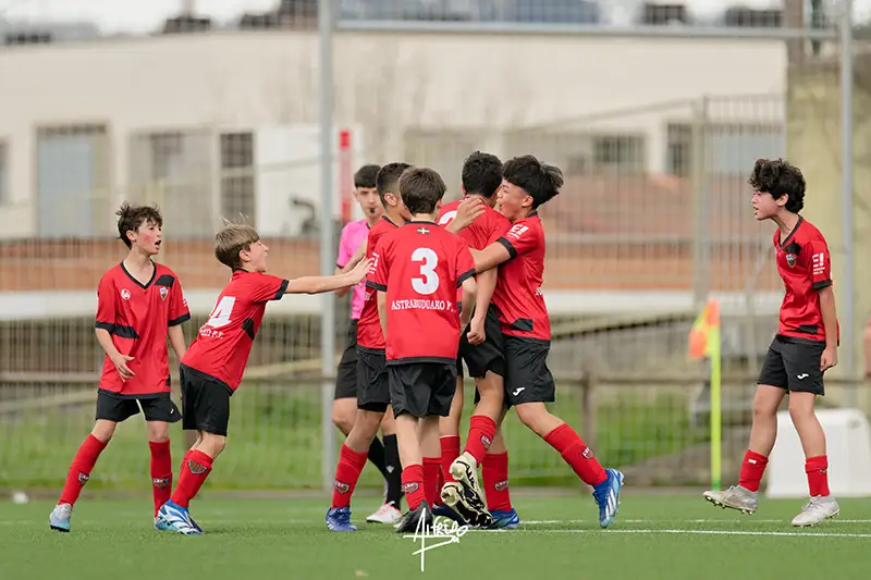 Jugadores de categoría infantil del equipo de fútbol Astrabuduako Futbol Taldea de Astrabudua, Erandio (Bizkaia)