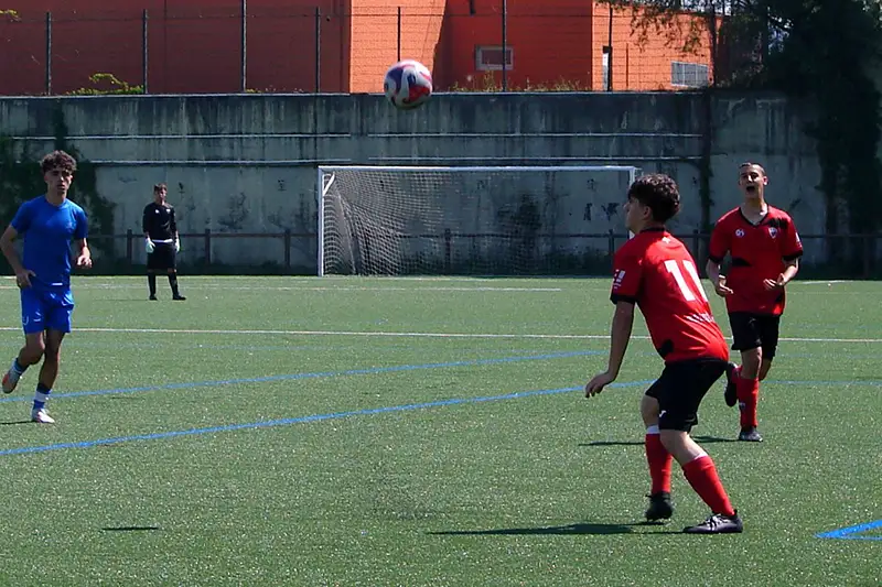 Jugadores de categoría juvenil del equipo de fútbol Astrabuduako Futbol Taldea de Astrabudua, Erandio (Bizkaia)