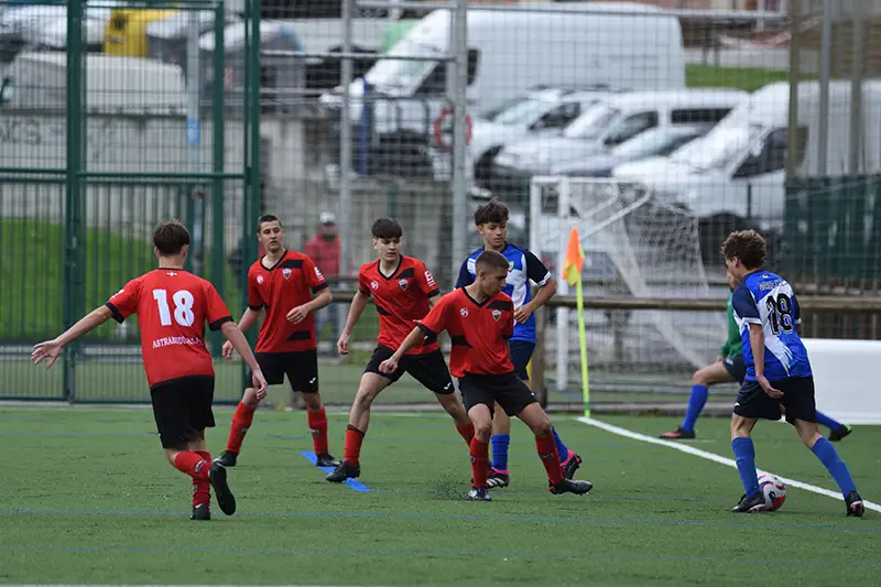 Jugadores de categoría juvenil del equipo de fútbol Astrabuduako Futbol Taldea de Astrabudua, Erandio (Bizkaia)