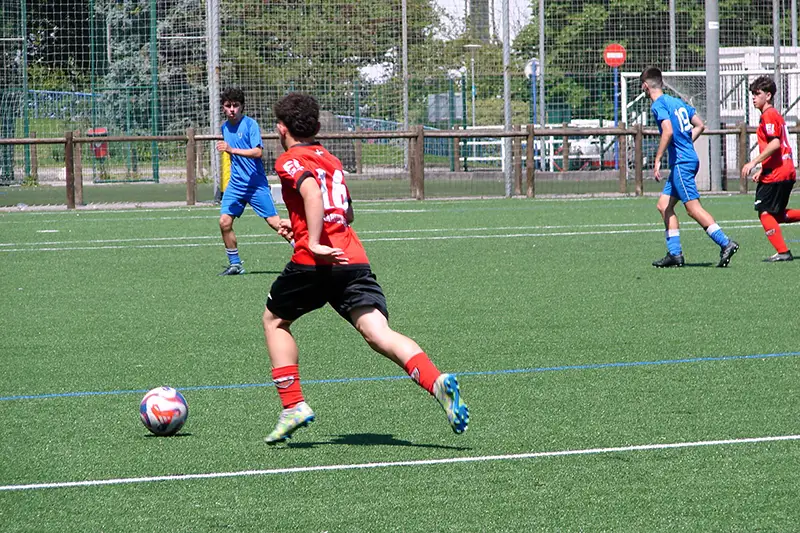 Jugadores de categoría juvenil del equipo de fútbol Astrabuduako Futbol Taldea de Astrabudua, Erandio (Bizkaia)