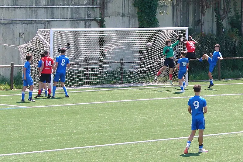 Jugadores de categoría juvenil del equipo de fútbol Astrabuduako Futbol Taldea de Astrabudua, Erandio (Bizkaia)