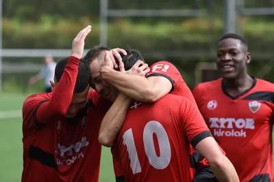 Jugadores de categoría senior del equipo de fútbol Astrabuduako Futbol Taldea de Astrabudua, Erandio (Bizkaia)