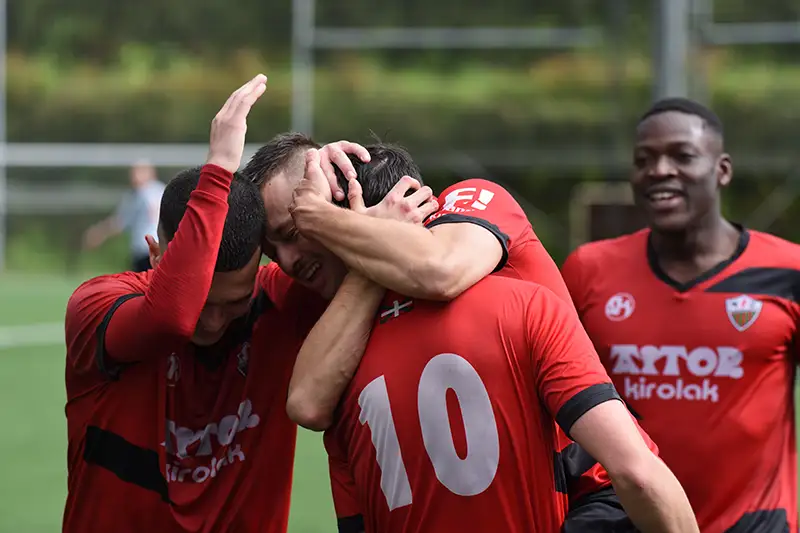 Jugadores de categoría senior del equipo de fútbol Astrabuduako Futbol Taldea de Astrabudua, Erandio (Bizkaia)