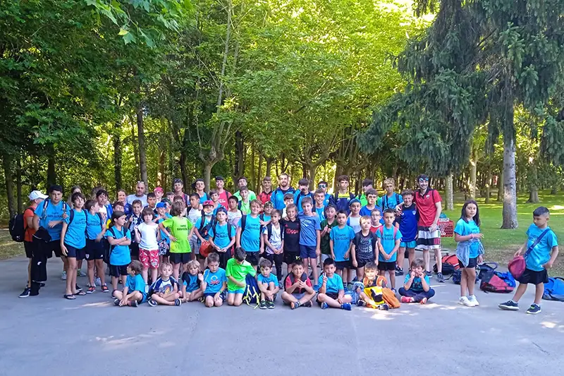 Niños y niñas posando durante el campus de fútbol Rafa Iglesias organizado por el equipo Astrabuduako Futbol Taldea