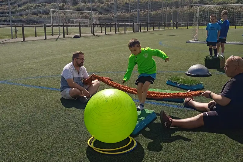 Niños y niñas entrenando durante el campus de fútbol Rafa Iglesias organizado por el equipo Astrabuduako Futbol Taldea