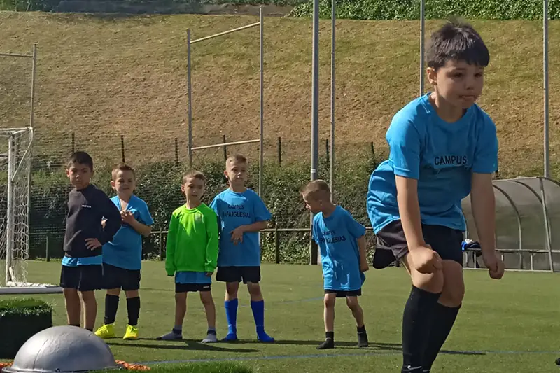 Niños y niñas entrenando durante el campus de fútbol Rafa Iglesias organizado por el equipo Astrabuduako Futbol Taldea