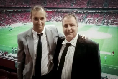 El antiguo coordinador del Astrabuduako Futbol Taldea, Rafa Iglesias, posando junto a un directivo en el palco de San Mamés, durante un partido del Athletic Club